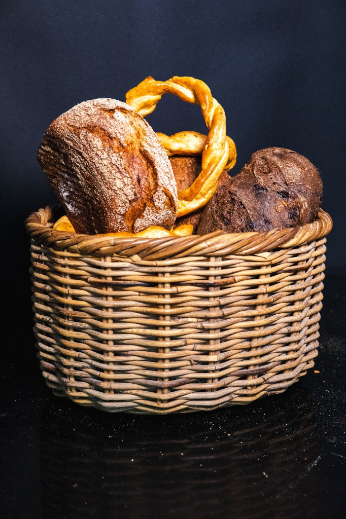 Cesto di pane artigianale con lievitati rustici