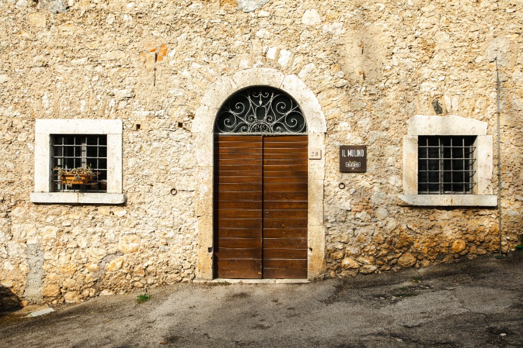 Facciata in pietra del mulino Il Mulino