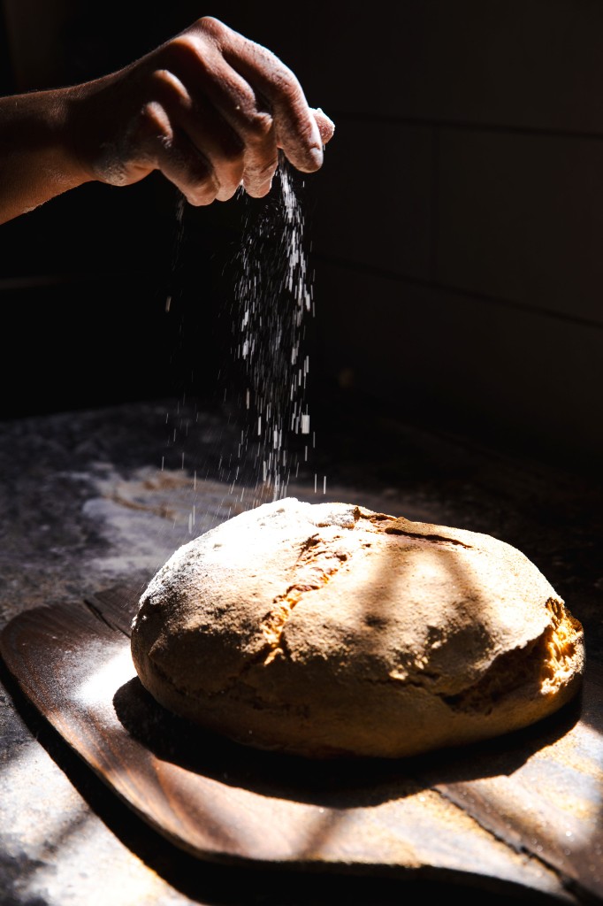 Farina spolverata su pane appena sfornato