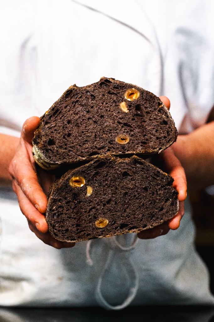Pane alle nocciole tagliato a metà