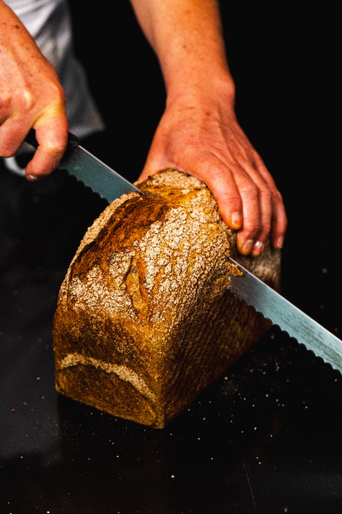 Pane rustico tagliato con coltello